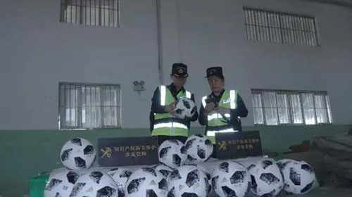 广州海关查获140个涉嫌侵犯世界杯商标权的足球