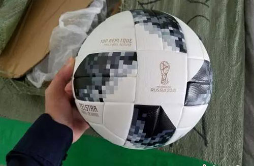 广州海关查获的涉嫌侵犯世界杯商标权的足球